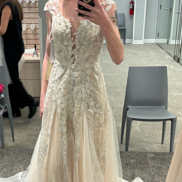 David's Bridal Dresses & Skirts - David's Bridal Lace Wedding Dress in Cream